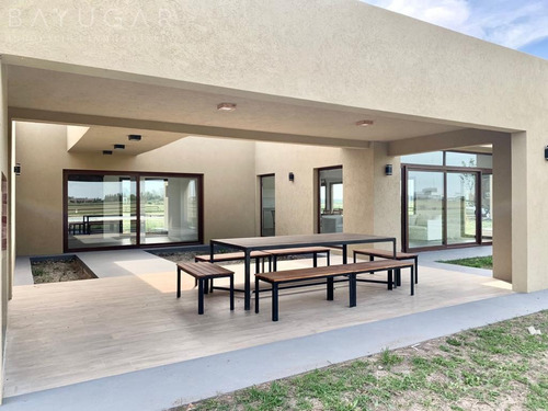 Imagen 2 de 14 de Venta | Casa De 370 M2 En Chacras De La Trinidad | Bayugar Negocios Inmobiliarios