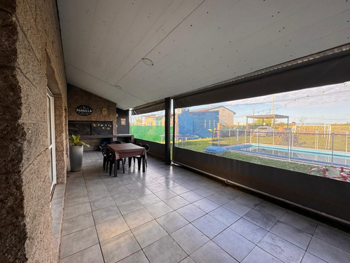 Venta - Casa De Un Dormitorio Con Galería Y Pileta En Punta Chacra, Roldan