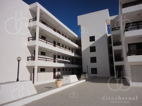 Apartamento De 1 Dormitorio En Edificio Ubicado En Primera Línea De Playa Mansa. - Ref: 2322