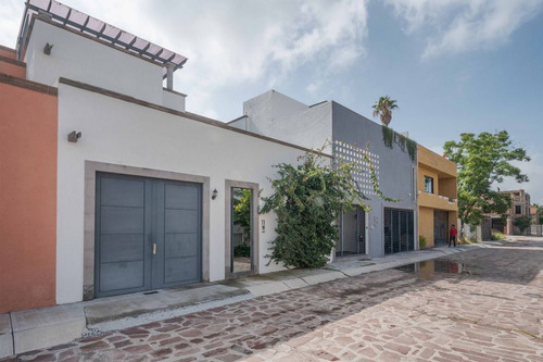 Casa De 3 Recámaras, Terraza, Espacios Amplios: El Suspiro, La Lejona
