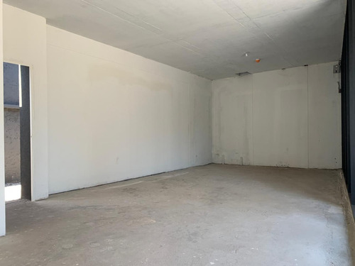 Local Comercial Nuevo: 51/131 M2, Terraza, Patio. Metro.