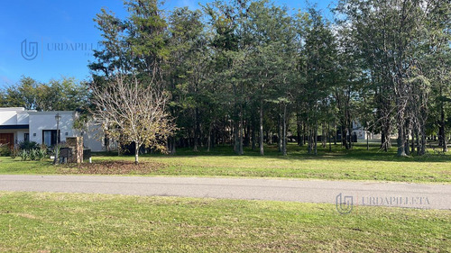 Lote En Centa Sobre Laguna De Golf En Estancias Del Pilar- Pilar