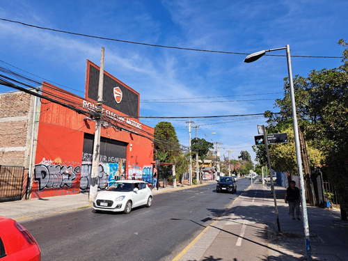 Amplio Local Alto Flujo Vehicular
