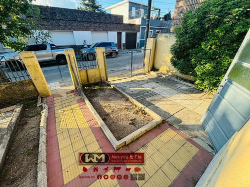 Alquiler Casa San José De Mayo En Centro 2 Dormitorios Cochera Abierta Y Cerrada Con Patio Verde Y Barbacoa Inmobiliaria Menyou
