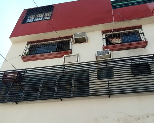 Yteran Edificio Multifuncional En Av Bolivar Norte A Pie De Calle