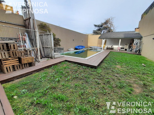Casa De Cuatro Ambientes En Venta- Villa Luzuriaga. Importante Propiedad, Renta Asegurada!