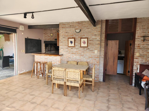 Venta Ideal Casa De 4 Dormitorios Sobre Avenida