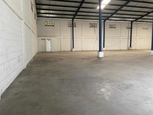 Imagen 2 de 4 de Alquilo Nave Industrial En El Almirante