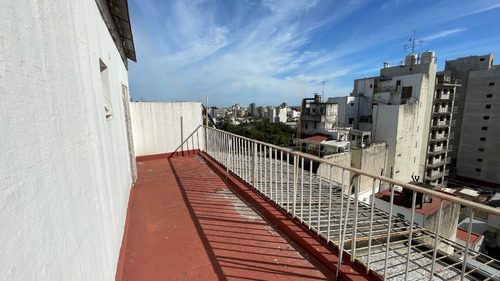 Oportunidad. Departamento De 2 Ambientes Con Balcón Terraza A Refaccionar. 