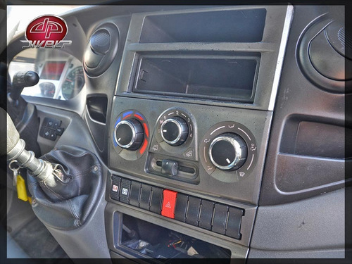Imagem 10 de 14 de Iveco Daily 35s14 Chassi Com Baú Para Carga Seca Carteira B