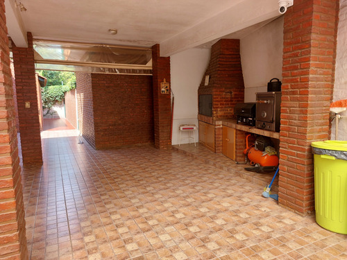 Destacado Chalet En Parque Leloir