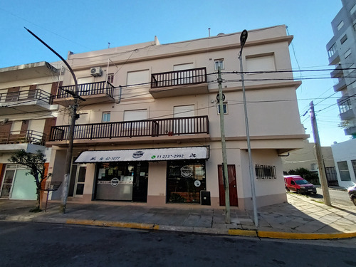 Venta. Gran Local Sobre Calle 3