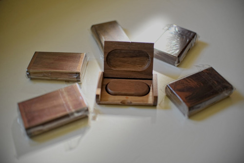 Imagem 2 de 8 de Pendrive De Madeira C/ Caixa De 16g (testados).