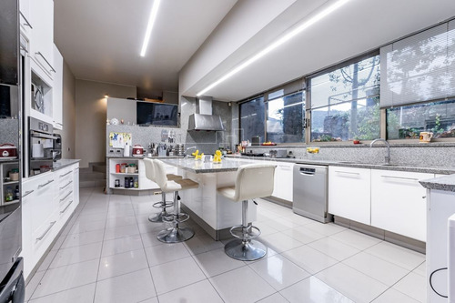 Casa En Arriendo De 6 Dorm. En Lo Barnechea