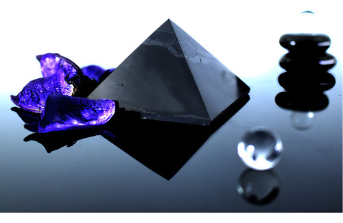 Heka Naturals Cristal De Piedra Negra De Piramide De Shungit