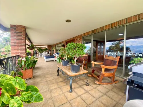 Vendemos Casa Con Apartamento Incluido En Poblado - La Cola Del Zorro