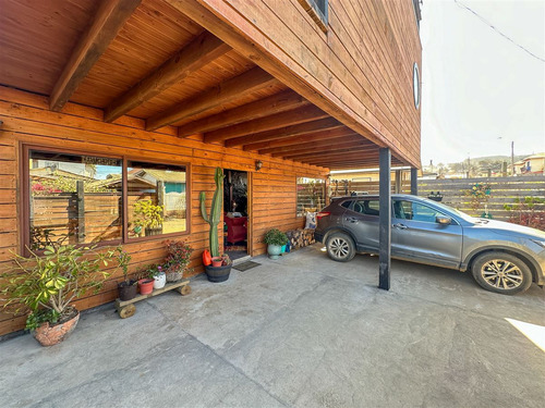 Casa A Pasos De La Playa En Pichilemu, 6 Dormitorios