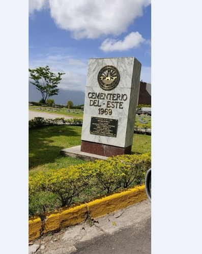 Imagen 1 de 2 de Parcelas En El Cementerio Del Este (juntas O Separadas)