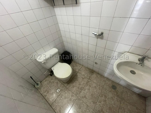 Local En Venta Inm Flor Amarillo Ubicado En Via Principal Con Alto Flujo De VehĂculos Y Muy Cercano A Conjunto Residencial. Cuenta Con Area De Despacho , Deposito , Mezzanina. Valencia 24-8210