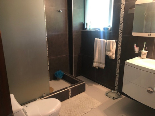 Imagen 17 de 24 de En Venta Espectacular Ph, En La Urb. El Marqués, A Pocos Metros Del Ávila, Con Excelente Vista Desde Todas Las Áreas, Iluminado, Fresco, Clima De Montaña, Espacioso Y Remodelado.