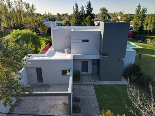 Imagen 2 de 30 de Casa De 3 Dormitorios En Venta Hostal Del Sol Con Pileta Fisherton