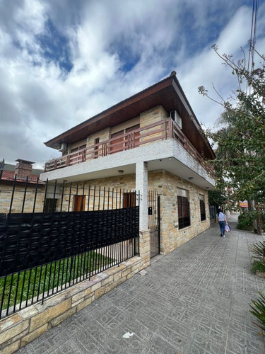 Casa En Venta En Isidro Casanova