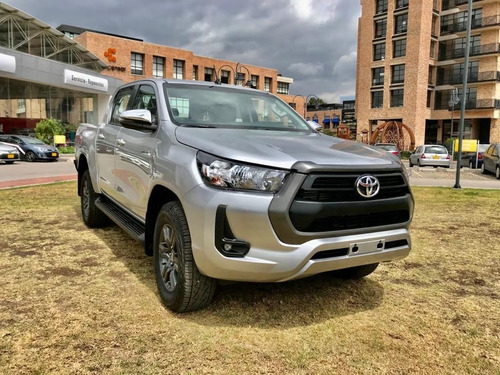Imagen 2 de 13 de Toyota Hilux 4x4 Diesel - Mecánica - Modelo 2022