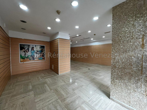 Local En Venta La Castellana Cc San Ignacio.alta Exposicion Y Trafico Peatonal De Alto Consumo,ubicado En Nivel Principal.24-11677