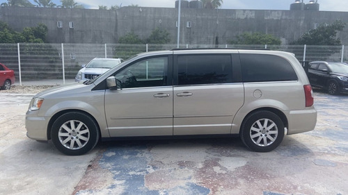 Imagen 2 de 15 de Chrysler Town & Country Lx 2014