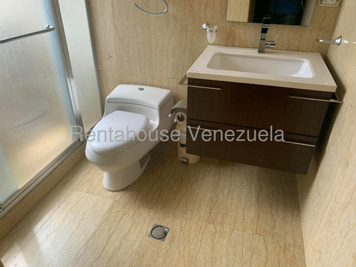 Buscas Una Quinta Donde Puedas Compartir Momentos Con Tus Familiares Y Amigos? Aqui La Tienes,moderna, Calle Cerrada Vigilancia Privada,amplia Y Bella Cocina Para Disfrutarla. Está En Alto Hatillo