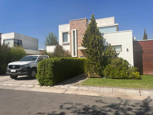 Se Vende 3d, 3b + Servicio, Piscina Y Quincho