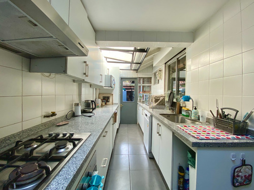 Casa En Venta Vitacura, Remodelada, Cuatro Dormitorios
