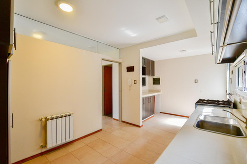 Casa En Venta De 3 Dormitorios Mas Escritorio En Gonnet 25 Y 484 Apto Banco . Toma Permuta