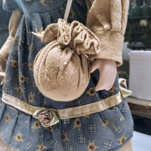 Antigua Muñeca De Porcelana, Con Soporte 40 Cm Altura (Usado)