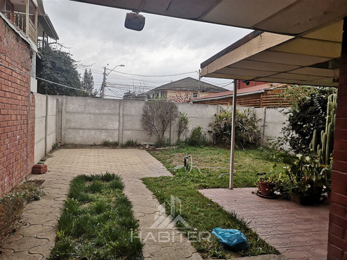 Casa En Venta De 3 Pisos, 4 Dormitorios En Ciudad Satélite