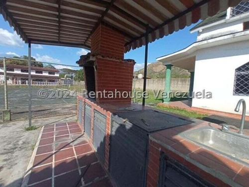 Amplia, Estilo Dúplex, 2.500 Mtrs De Terreno, Además, Cuenta Con Un Chalet De 170 Mtrs,, Canchas De Tenis Y De Usos Múltiples, Pinatero, Caney Y Parrillera. Todo Esto Dentro De Conjunto Privado