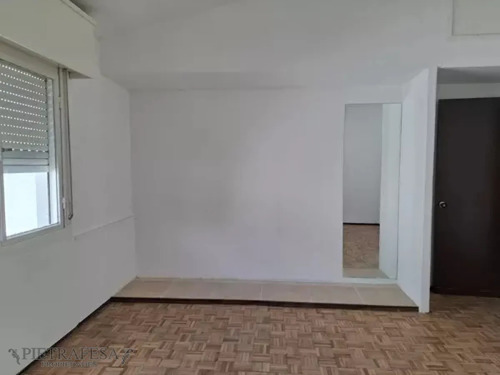 Casa En Alquiler, 3dormitorios, 1baño, Patio. Jardines Del Hipódromo.