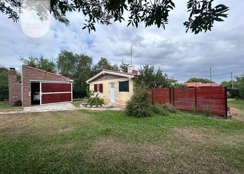 Chalet En Venta, Impecable Con Pileta, En Merlo, S. L.