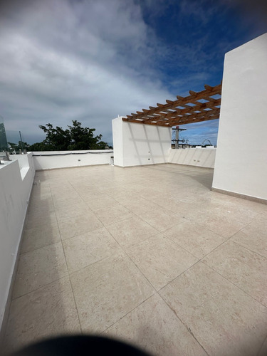 Villa De 3 Niveles Con 3 Habitaciones, Terraza Y Espacio Amplio En El Exclusivo Residencial Brisas, Verón Punta Cana