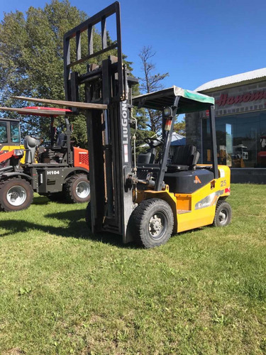 Imagen 3 de 10 de Autoelevador Liugong 2.5 Tn Diesel Torre Triple 5 Mt 2016
