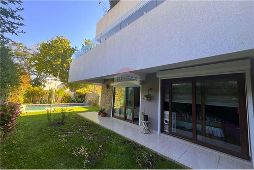 Townhouse En Una Sola Planta Con Jardín Y Piscina 