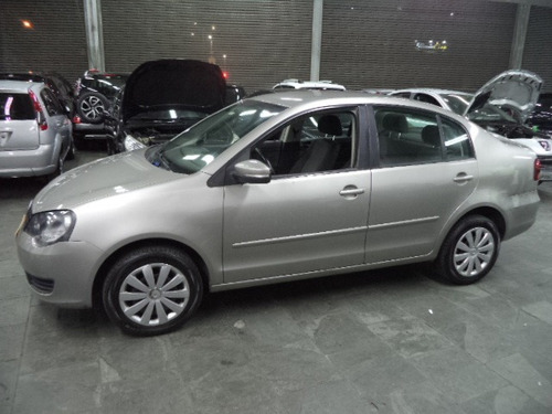 Volkswagen Polo Sedan 1.6 8v Vht Comfort Total Flex Completo