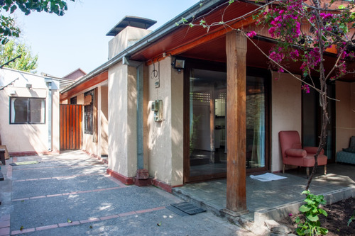 Linda Casa En La Reina, Cercana A Comercio, Bancos, Colegio