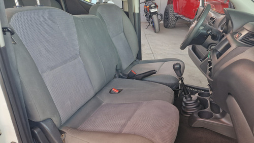 Nissan NP300 2.5 Doble Cabina S Aa Pack Seg Mt