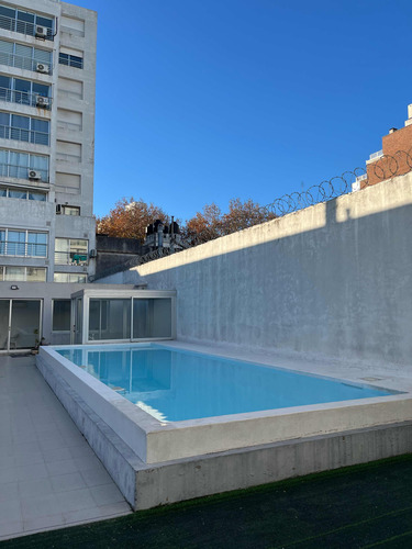 Alquiler Monoambiente En Pocitos Sobre Rivera Con Piscina