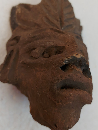 Antiguo Rostro De Barro Y Tezontle Con Detalles Estéticos (Usado)