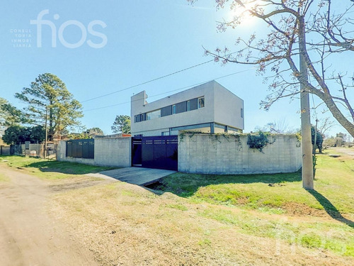 Imagen 4 de 28 de Venta Casa De 3 Dormitorios Con Parque Piscina Cochera En Funes
