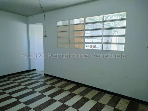 Imagen 16 de 30 de Casa Para Remodelar En Venta, Urb. Los Palos Grandes