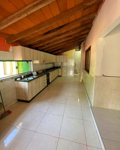 Casa En El Barrio Kaavy Rory, Zona Uni: 5 Habitaciones Y 2 Años