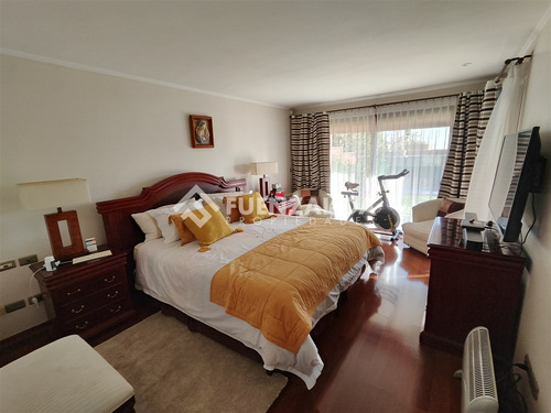 Casa En Venta De 5 Dorm. Condominio, San Carlos De Apoquindo